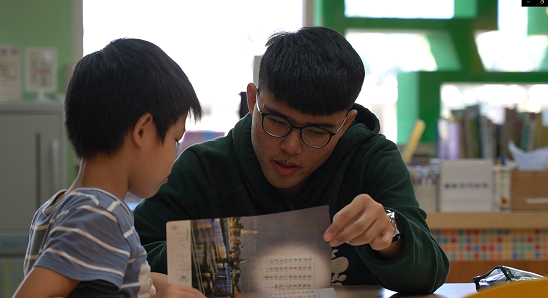本校學生以一對一形式陪伴孩童，給予關懷