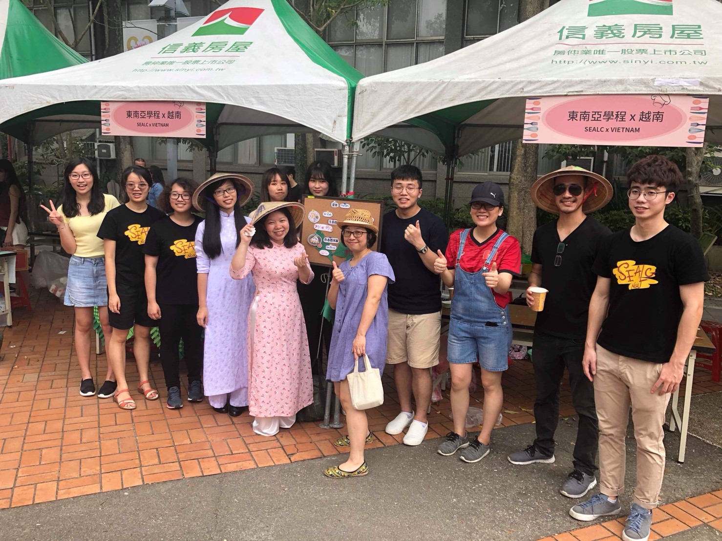 民族系副教授高雅寧（左五）、黃素娥（左六）與東南亞學程學生、社區華語班學員，共同籌備「政大美食嘉年華」活動，開設「東南亞學程 × 越南」攤位，與本校師生交流家鄉美食