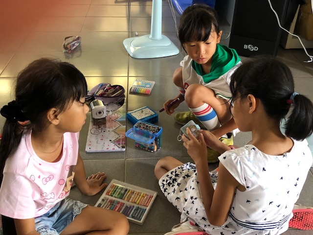 澎湖西嶼學童以畫筆討論、表達內垵的故事。
