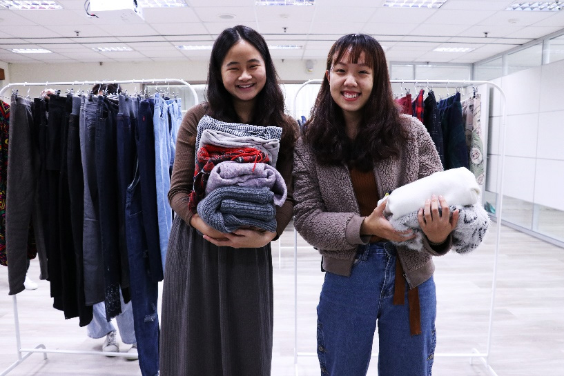 Students happily exchange for their favorite clothes