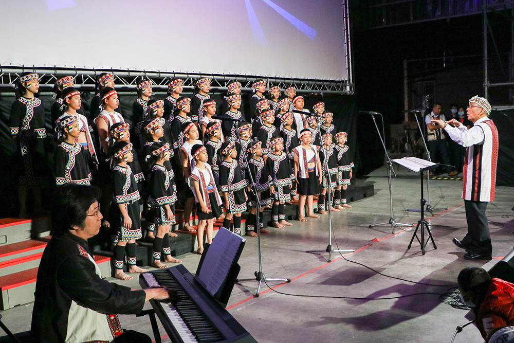 原聲童聲合唱團現場演唱〈拍手歌〉等多首經典曲目。