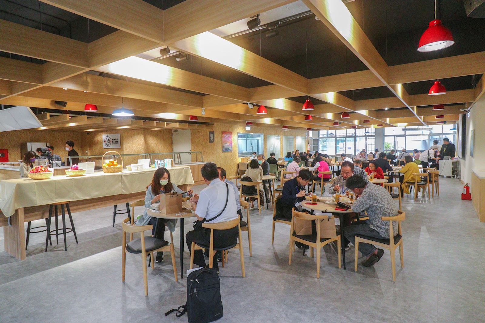 集英樓餐廳開放內用，也為教職員工生新增一處聯誼空間