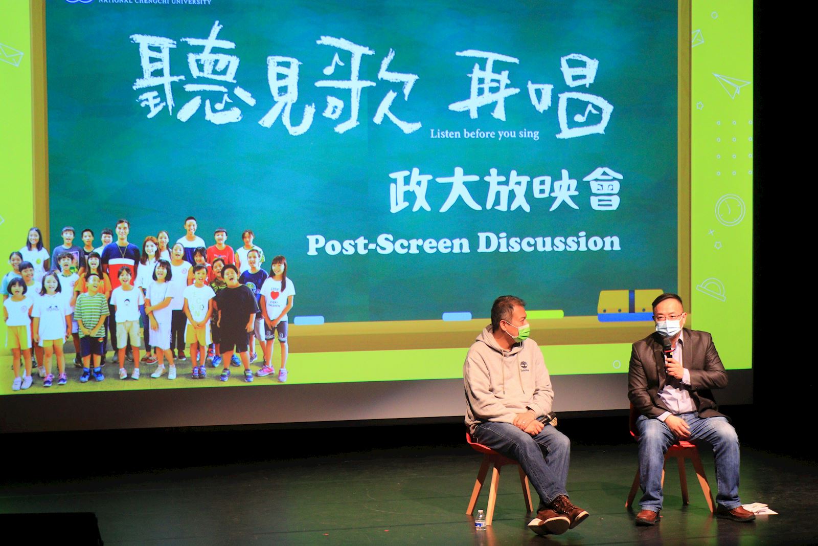 導演楊智麟（左）與民族系教授官大偉映後座談，分享電影拍攝背後的心路歷程，與對原住民發展現況的觀察（攝影：秘書處）