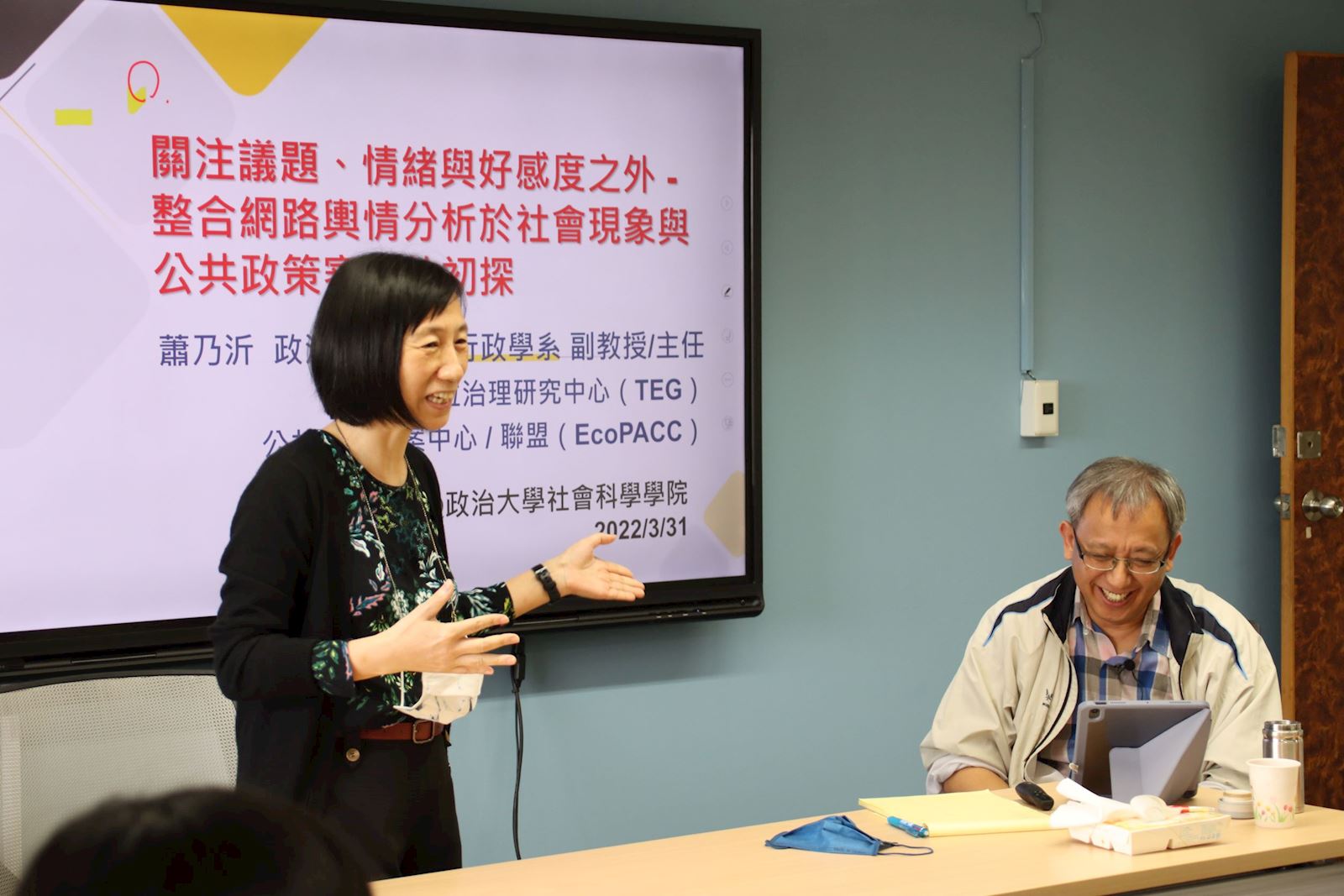 社科院院長楊婉瑩（左）表示，Brown Bag Talk是以輕鬆分享的方式，促進系所間研究與知識的交流互動，繼續發展出新的火花（照片來源：社科院）