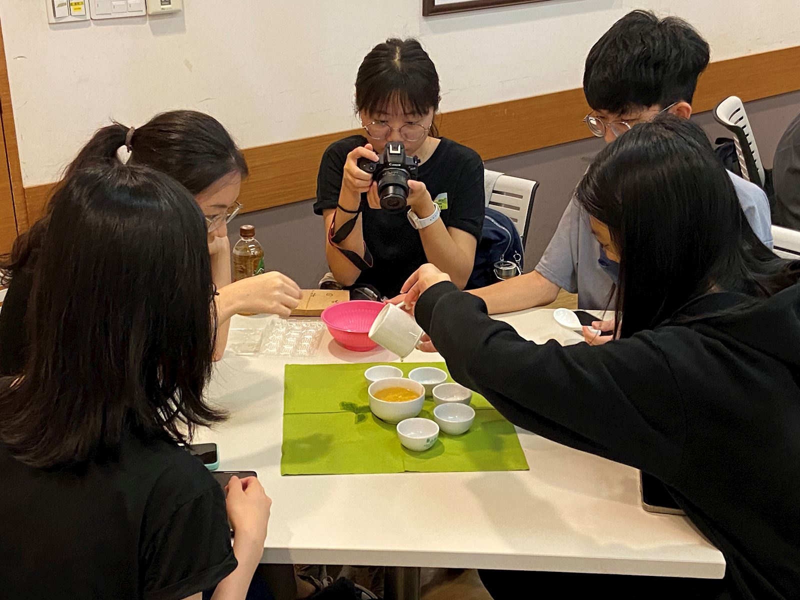 活動參與的學員們體驗泡茶、品茶的茶藝文化。