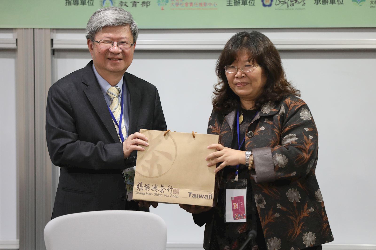 政大社責辦副執行長王雅萍(右)代表校方致贈吳思華校長(左)在地農產品留念。