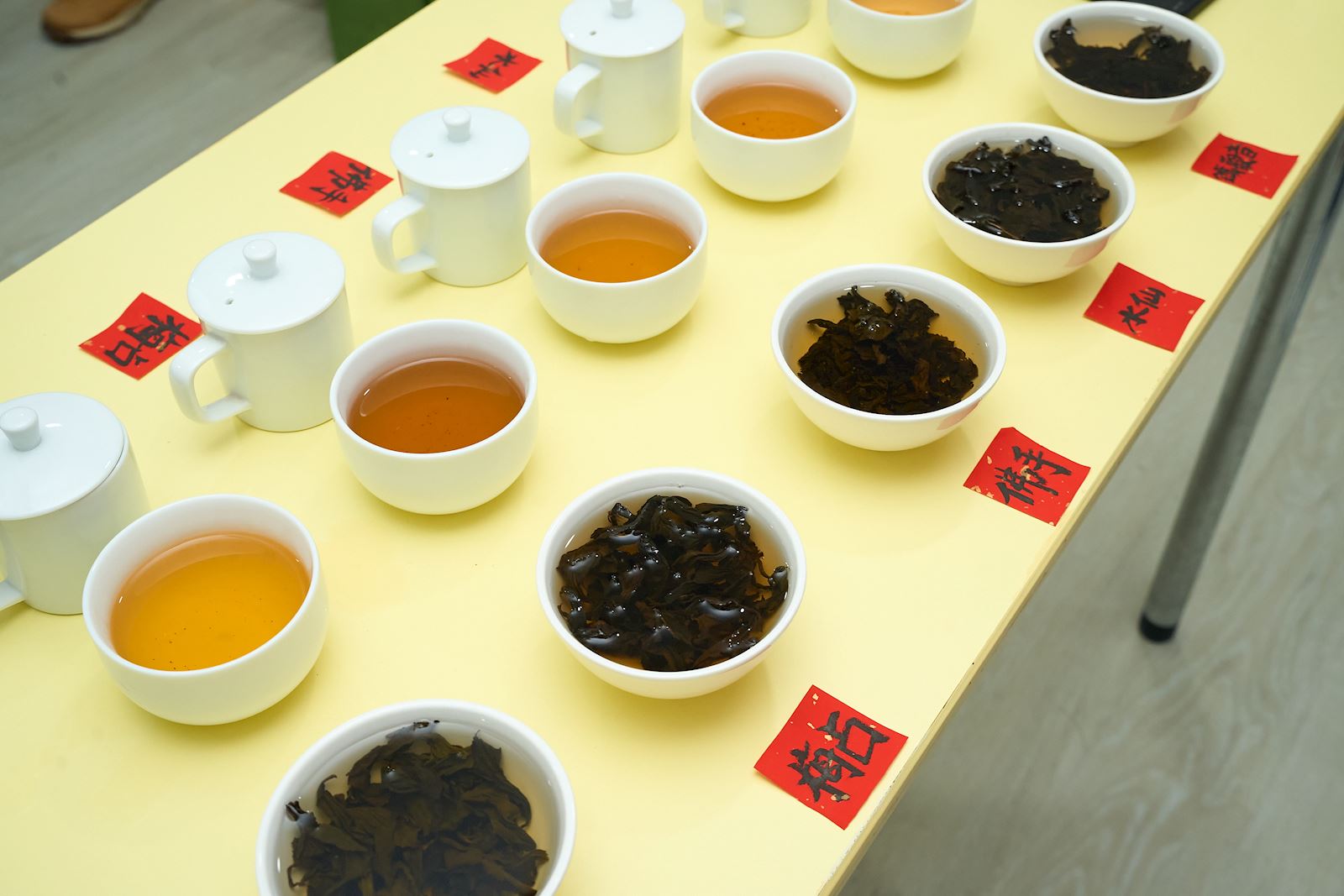 Zhang Xin-Rou (right), President of the Muzha Young Farmers Association, introduces Muzha Tieguanyin tea. (Photo credit: NCCU Secretariat)