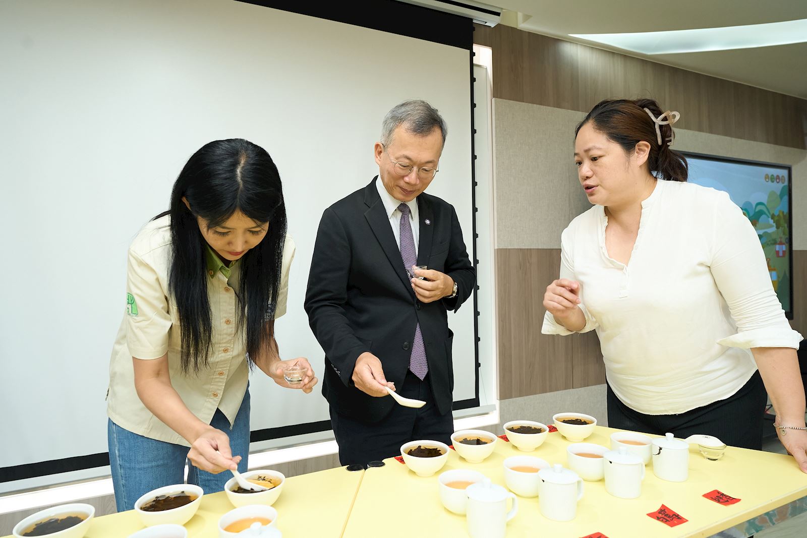 Zhang Xin-Rou (right), President of the Muzha Young Farmers Association, introduces Muzha Tieguanyin tea. (Photo credit: NCCU Secretariat)