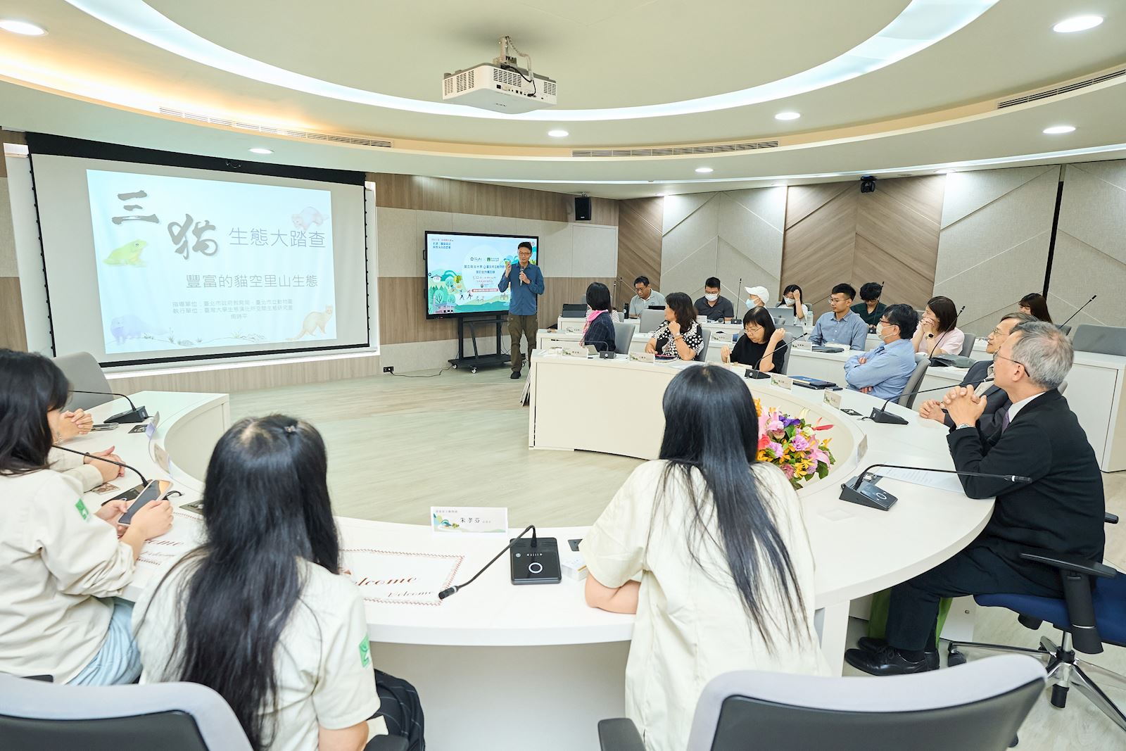 Researcher Chou Shih-Ping (standing) from NTU’s Institute of Ecology and Evolutionary Biology introduces the results of the Three Cats Ecological Survey. (Photo credit: NCCU Secretariat)