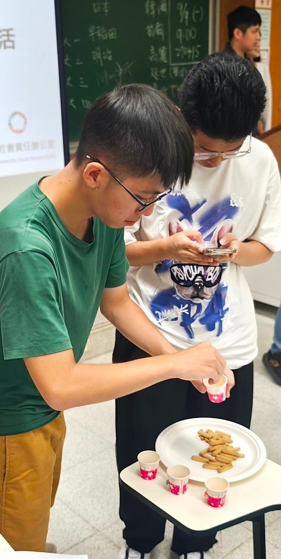 工作坊開場先讓學生品嚐四種蜂蜜，讓學生體會不同滋味的蜂蜜採自何種蜜源植物，體驗不同的在地風土。（照片來源：大學社會責任辦公室）