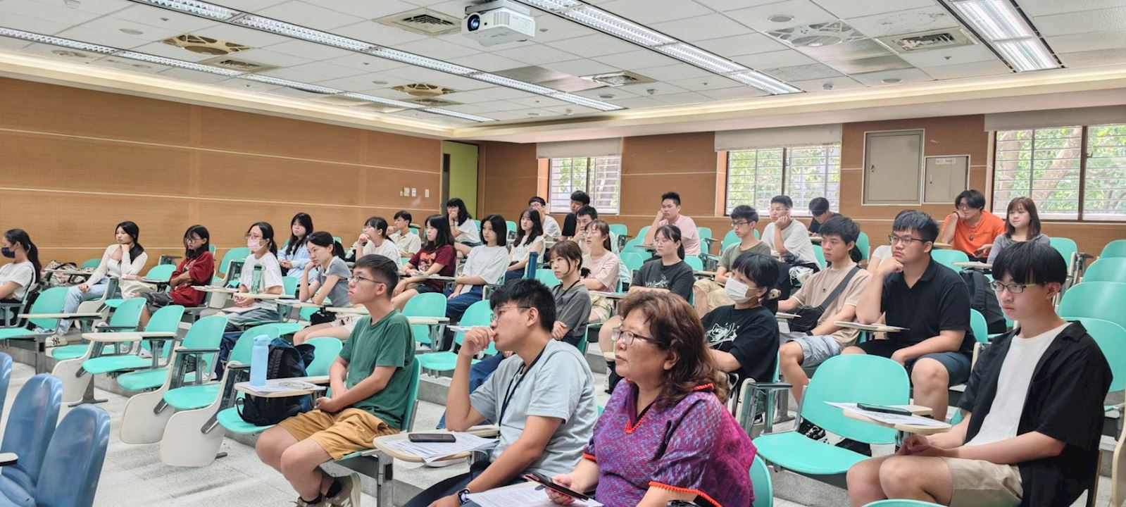 社責辦副執行長兼主任王雅萍於工作坊中與同學們聚精會神聆聽簡報。（照片來源：大學社會責任辦公室）