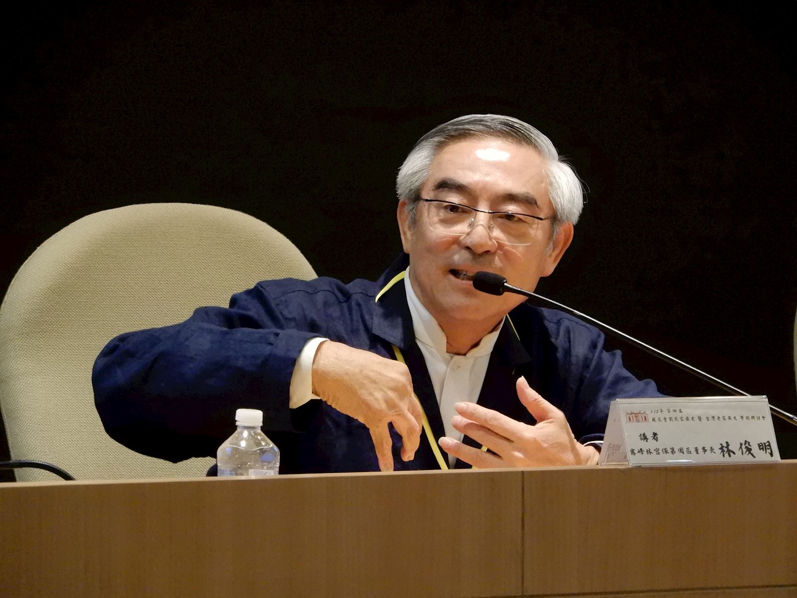 林俊明董事長講述霧峰林家將族譜數位化的經驗，與過去曾發生許多親族關係之間的漏洞補修。（照片來源：大學社會責任辦公室）