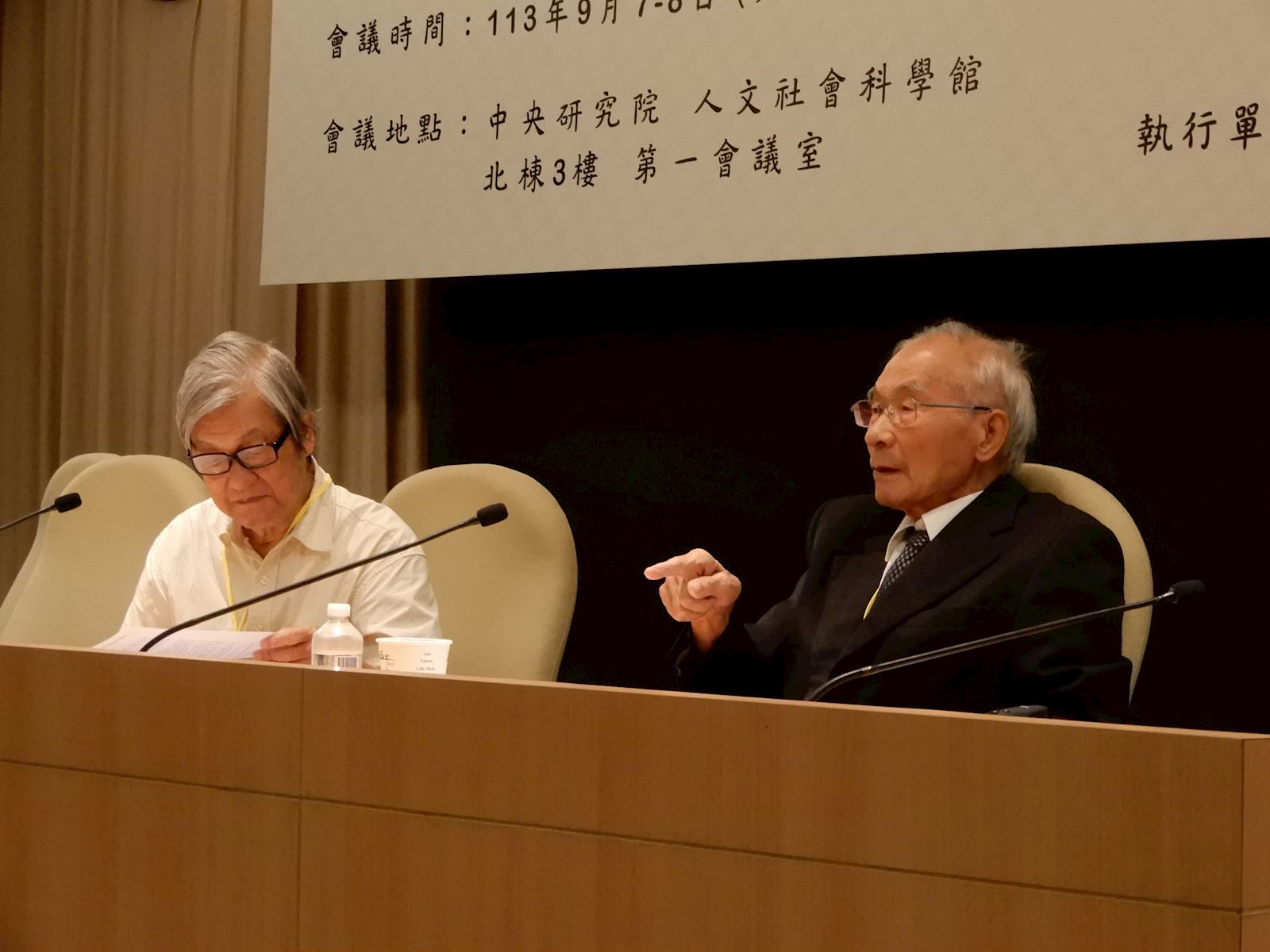 黃富三研究員講述晚清時期各大家族的分布與動態，將改朝換代為背景的家族動態，展現給在場觀眾，內容豐富。（照片來源：大學社會責任辦公室）