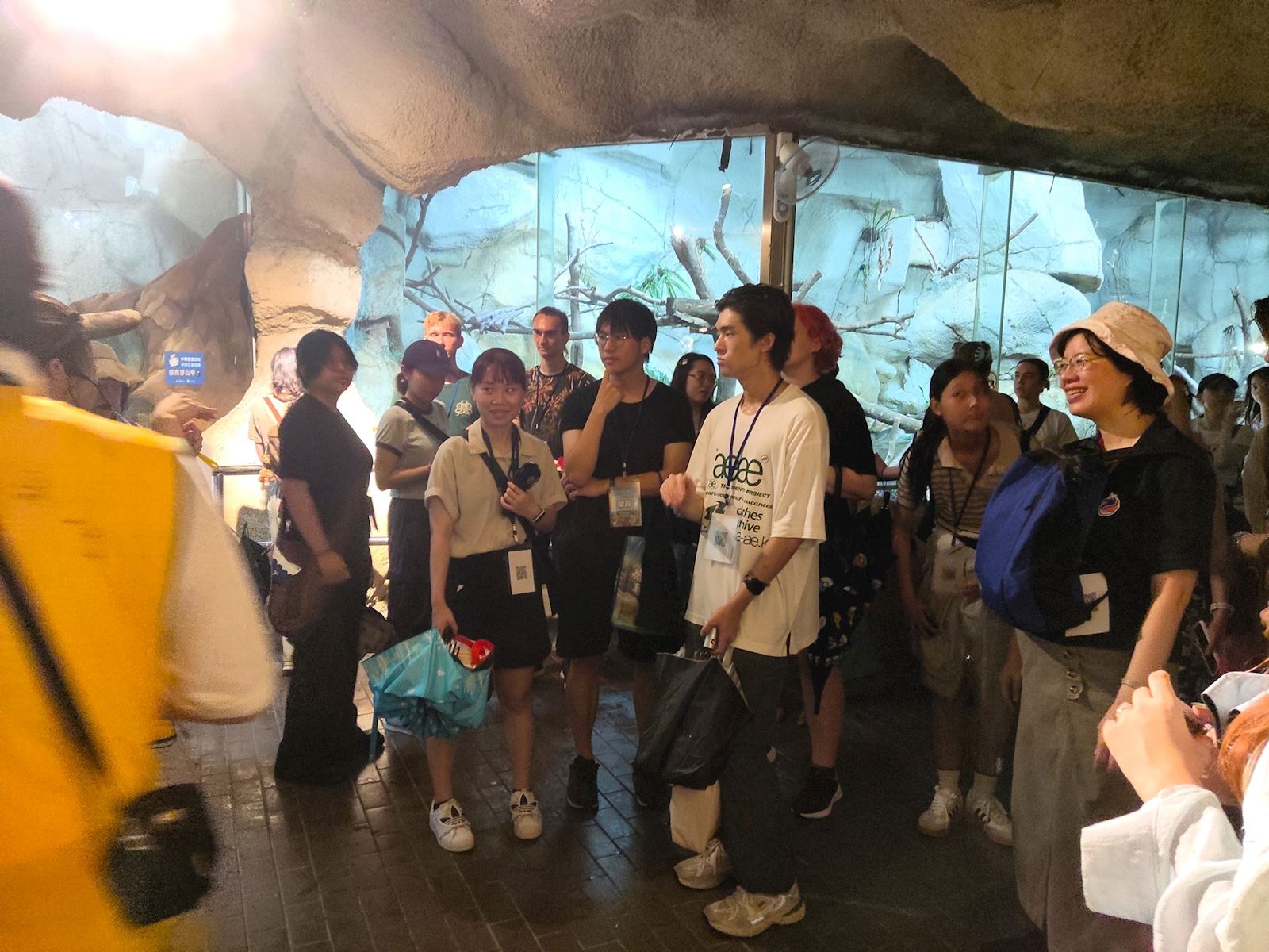動物園導覽員幽默風趣的解說，緊抓師生目光。（圖／大學社會責任辦公室攝）